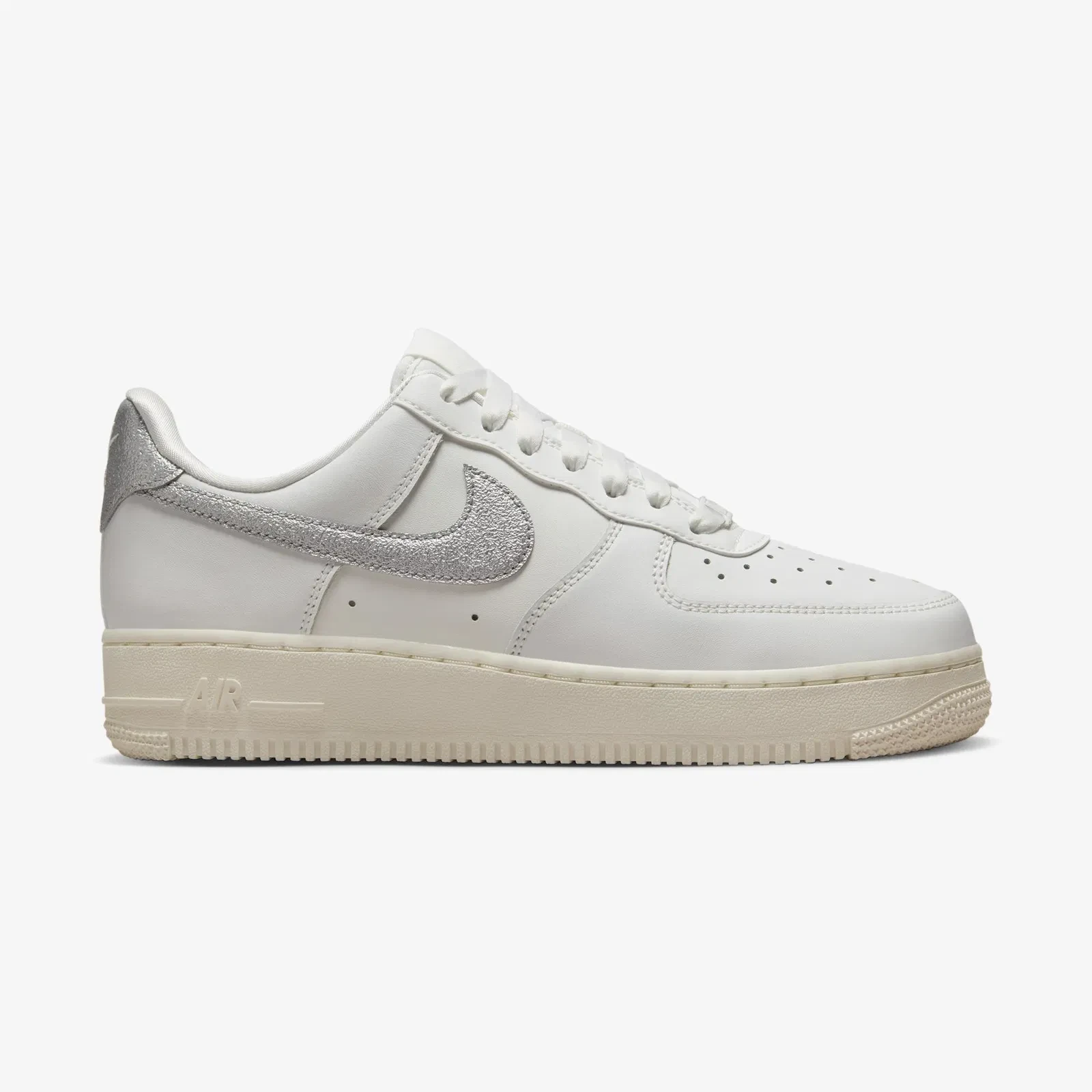 Nike Air Force 1 '07 Essential Kadın Beyaz Sneaker DQ7569-100